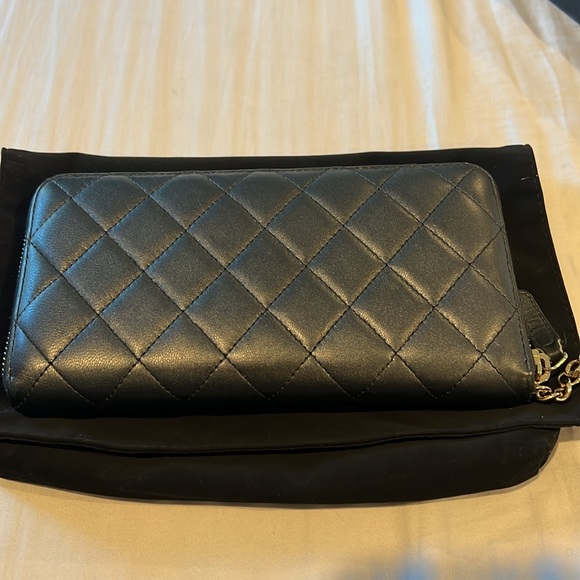 Chanel Black lambskin gusset wallet with pearl wrist chain - Picture 2 of 7